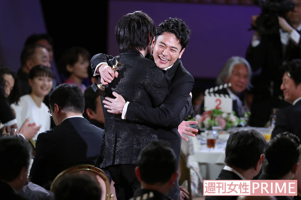妻夫木聡 恋人 綾野剛と喜びの抱擁 第40回日本アカデミー賞を振り返る 17年3月7日 エキサイトニュース 妻夫木聡 恋人 綾野剛と喜びの抱擁 第40回日本アカデミー賞を振り返る 17年3月7日 エキサイトニュース