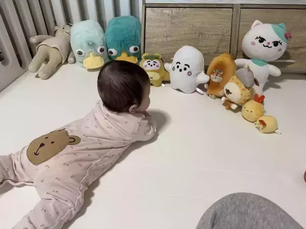 なにを話しているのかな？　赤ちゃん議長が仕切る〝フワフワ会議〟に2.7万人ほっこり