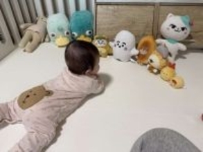 なにを話しているのかな？　赤ちゃん議長が仕切る〝フワフワ会議〟に2.7万人ほっこり