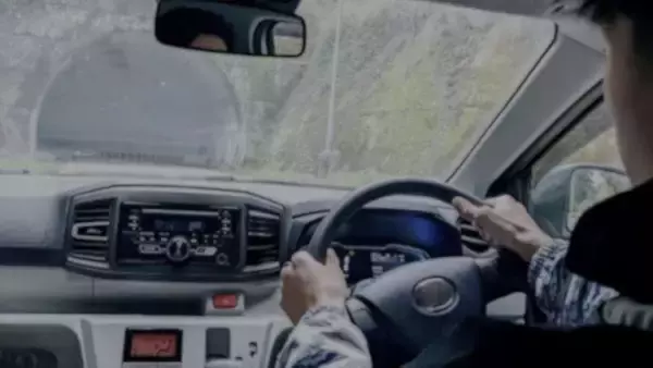 学校帰りに貧血を起こした女子高生。田舎道で倒れていると、車で通りかかった若い二人組男性が