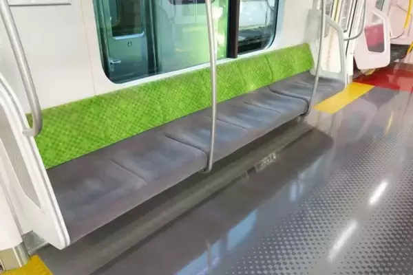 「「妊娠中、山手線で仕事から帰っていた私。優先席付近に立っていたら、体育会系の学生たちが...」（東京都・40代女性）」の画像