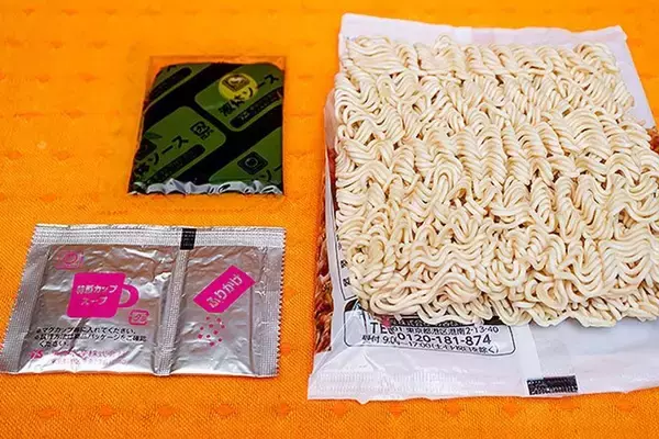「道民熱愛のカップやきそば、50年目の〝袋〟化　「やきそば弁当」ソースの本領発揮でマニアも驚くウマさに」の画像