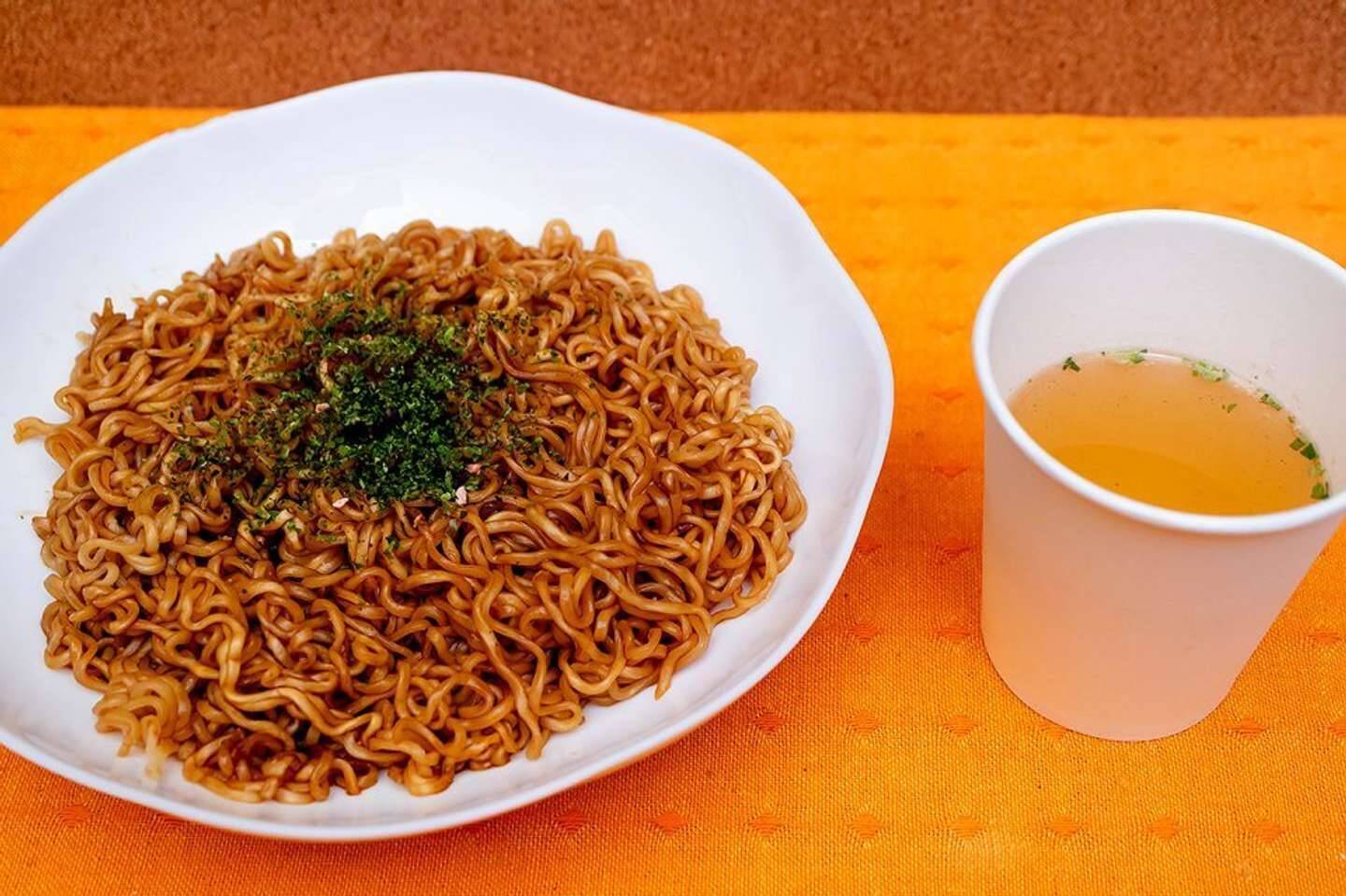 道民熱愛のカップやきそば、50年目の〝袋〟化　「やきそば弁当」ソースの本領発揮でマニアも驚くウマさに