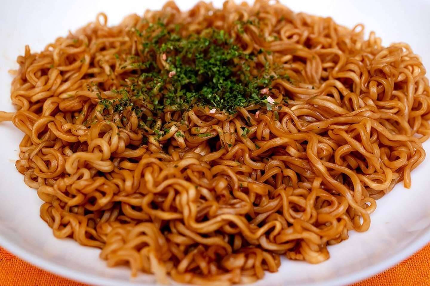 道民熱愛のカップやきそば、50年目の〝袋〟化　「やきそば弁当」ソースの本領発揮でマニアも驚くウマさに