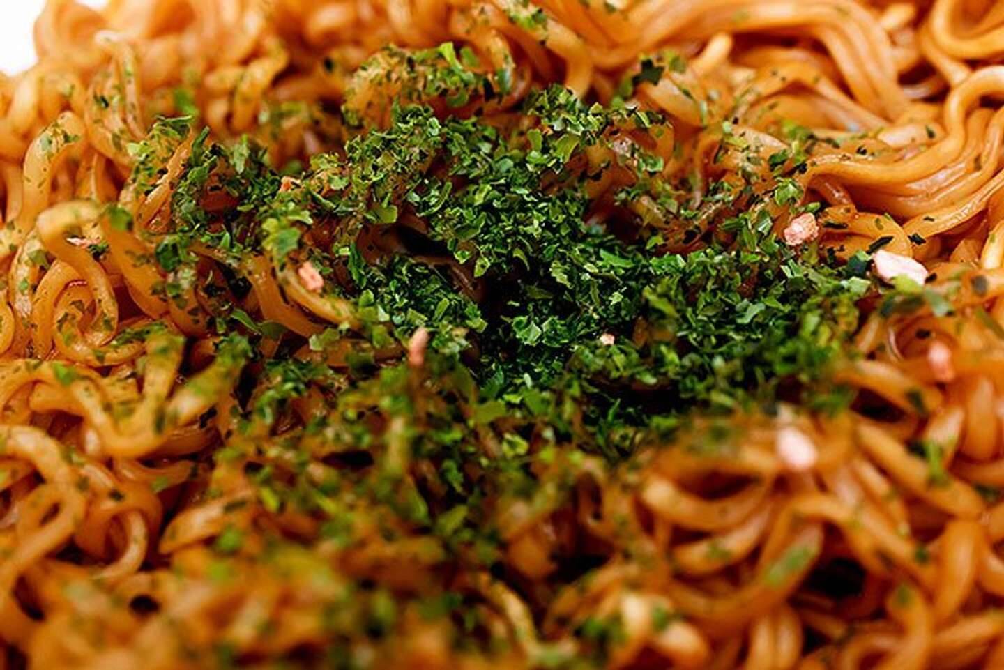 道民熱愛のカップやきそば、50年目の〝袋〟化　「やきそば弁当」ソースの本領発揮でマニアも驚くウマさに