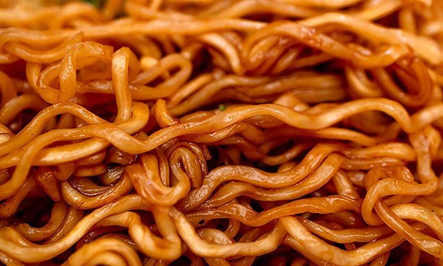 道民熱愛のカップやきそば、50年目の〝袋〟化　「やきそば弁当」ソースの本領発揮でマニアも驚くウマさに