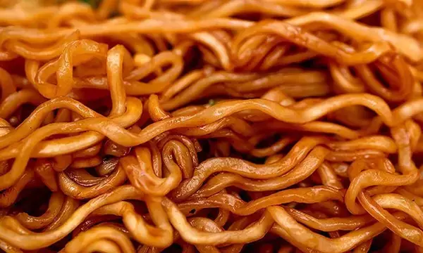 「道民熱愛のカップやきそば、50年目の〝袋〟化　「やきそば弁当」ソースの本領発揮でマニアも驚くウマさに」の画像