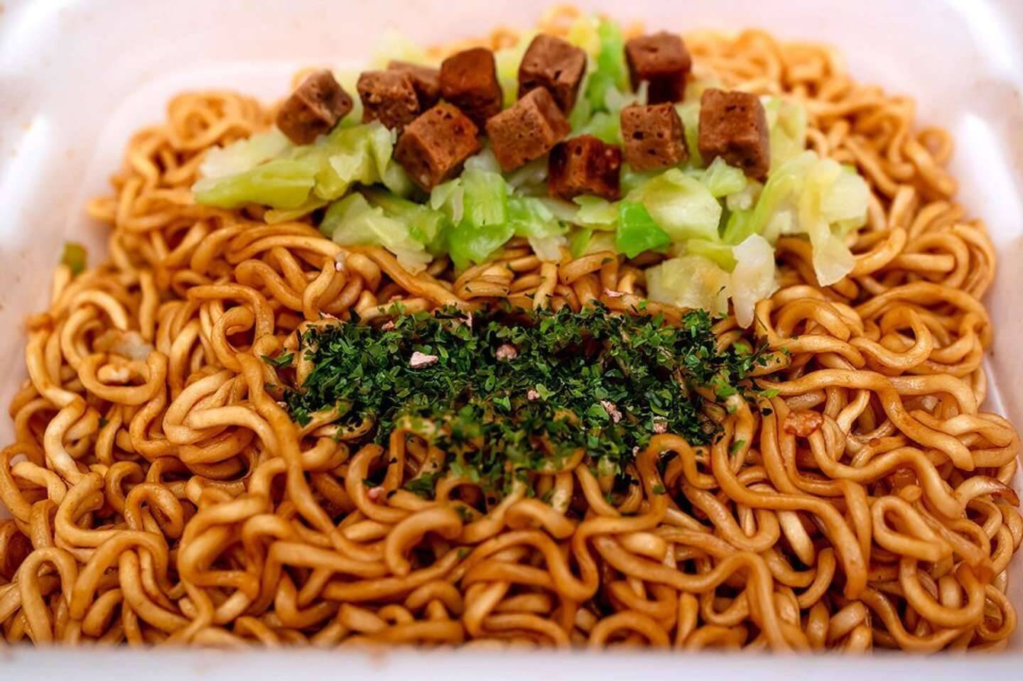 道民熱愛のカップやきそば、50年目の〝袋〟化　「やきそば弁当」ソースの本領発揮でマニアも驚くウマさに