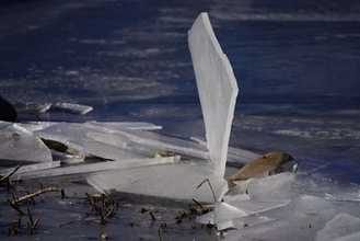 「すごい神々しい」「てことは、この先に...」　長野・諏訪湖の上に現れた〝謎の板〟に1.8万人瞠目