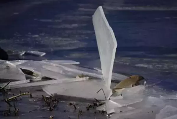 「すごい神々しい」「てことは、この先に...」　長野・諏訪湖の上に現れた〝謎の板〟に1.8万人瞠目