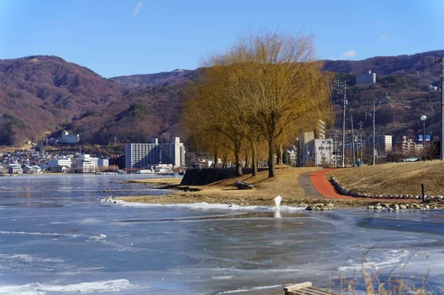 「すごい神々しい」「てことは、この先に...」　長野・諏訪湖の上に現れた〝謎の板〟に1.8万人瞠目