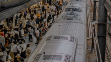 「電車の隣席は母親に抱かれた幼い女児。ぐずりながら私の息子の服のバッジを引っ張り出して...」（長野県・40代女性）