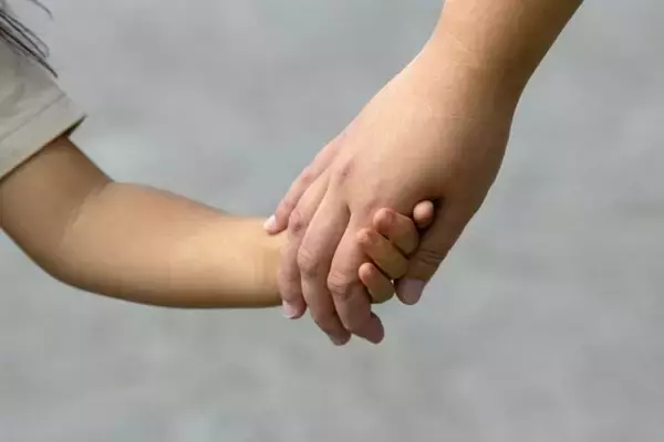 「「幼い子供を2人連れ、ベビーカーを押していた私。ひとり遊び回る長男に近所のおじさん・おばさんが...」（長野県・40代女性）」の画像