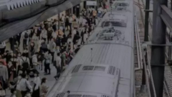 「妊娠中、混雑電車で腕を伸ばしてお腹を守る私。目の前にいた高校球児たちはコソコソ話すと」（滋賀県・40代女性）