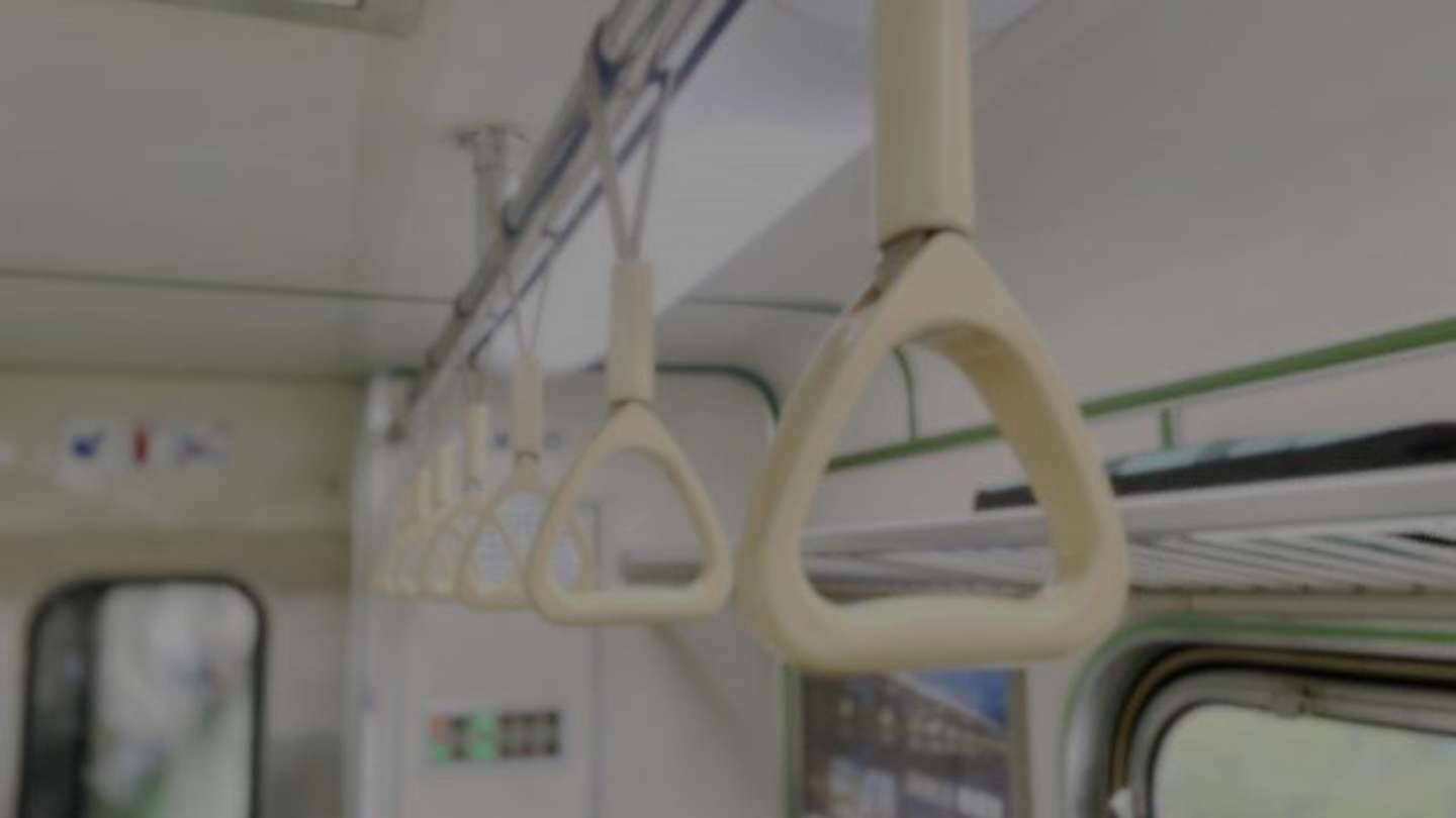 「妊娠中、混雑電車で腕を伸ばしてお腹を守る私。目の前にいた高校球児たちはコソコソ話すと」（滋賀県・40代女性）