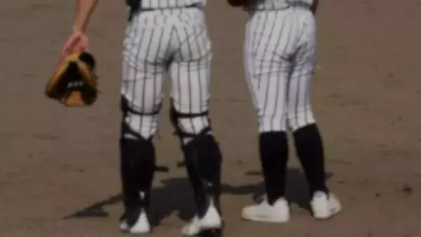 「「妊娠中、混雑電車で腕を伸ばしてお腹を守る私。目の前にいた高校球児たちはコソコソ話すと」（滋賀県・40代女性）」の画像