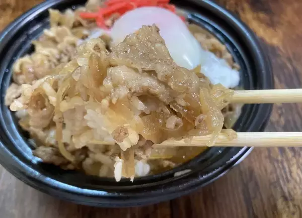 「玉出の牛丼「玉牛」321円でかなりイケてる　味・ボリューム・卵のとろけに大満足」の画像