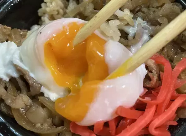 「玉出の牛丼「玉牛」321円でかなりイケてる　味・ボリューム・卵のとろけに大満足」の画像