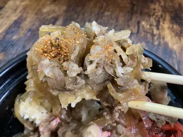 「玉出の牛丼「玉牛」321円でかなりイケてる　味・ボリューム・卵のとろけに大満足」の画像