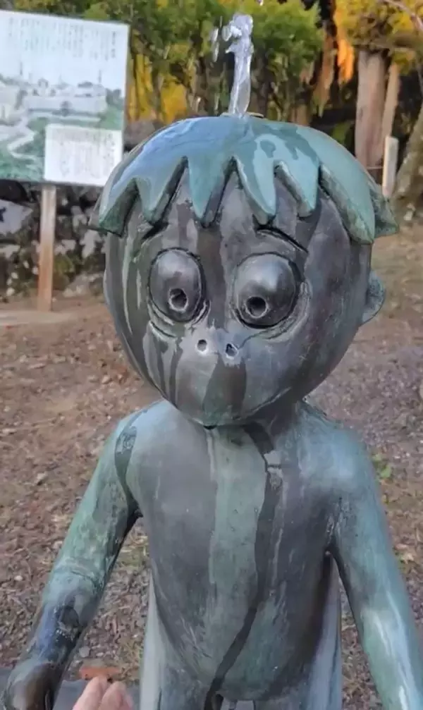 大分・佐伯市に佇む〝謎の河童〟にネット困惑　握手をすると...「なんだこれ」「シュールだ」