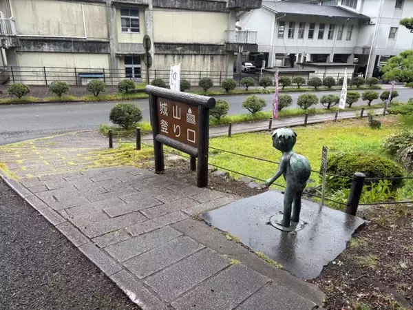 「大分・佐伯市に佇む〝謎の河童〟にネット困惑　握手をすると...「なんだこれ」「シュールだ」」の画像