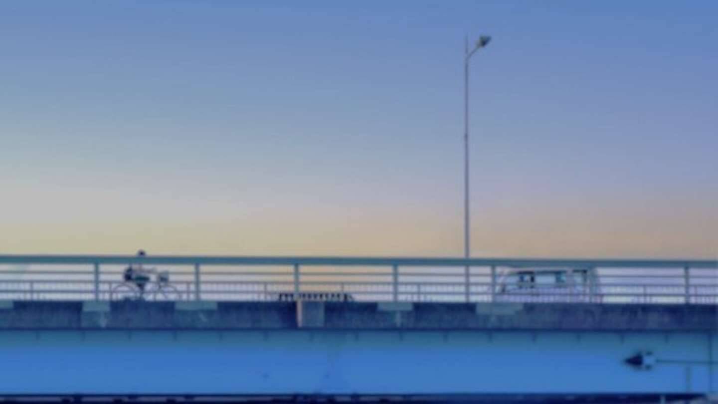 作業員のおじさんが猛ダッシュでこっちに来る　橋の上で急に動かなくなった私（福島県・40代女性）