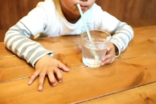 「線路が見えるスタバで、隣の席には親子連れ。電車が通る度に喜ぶ幼い男児に声をかけたら...」（茨城県・60代女性）