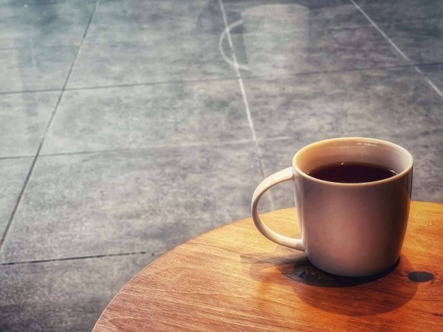 「線路が見えるスタバで、隣の席には親子連れ。電車が通る度に喜ぶ幼い男児に声をかけたら...」（茨城県・60代女性）