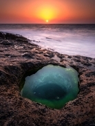 佐渡島の海岸にぽっかり空いた「巨大な穴」　神秘的な色合いに感嘆「宝石みたい」「地球の神秘」