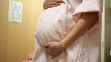 「ひとりきりで入院した産婦人科。隣の妊婦は母親と一緒で、私が陣痛に苦しんでいると...」（愛媛県・50代女性）