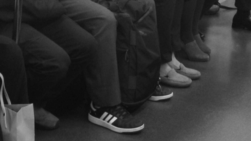 「電車の中で私に手招きする見知らぬ中年男性客。近付くと『なかなか気づいてあげられなくてごめんね』」（大阪府・30代女性）