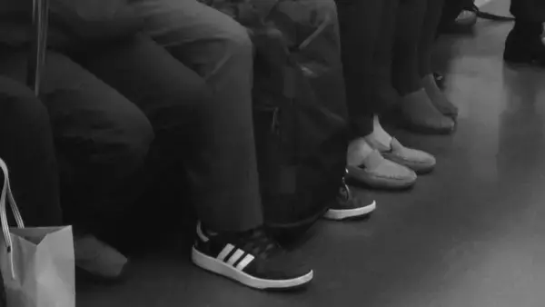 「電車の中で私に手招きする見知らぬ中年男性客。近付くと『なかなか気づいてあげられなくてごめんね』」（大阪府・30代女性）