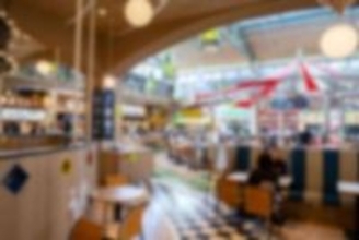 「フードコートで幼い子供を引き連れ、ベビーカーを押す私。食器を返そうとすると一人の女性客が」