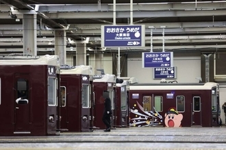 「乗務員さん逃げて〜！！」「食べちゃだめー！」　阪急・大阪梅田で激写された〝奇跡の一瞬〟に6.2万人注目