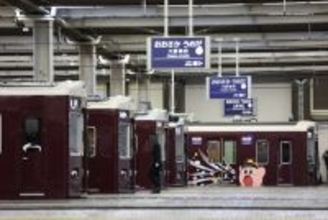 「乗務員さん逃げて〜！！」「食べちゃだめー！」　阪急・大阪梅田で激写された〝奇跡の一瞬〟に6.2万人注目