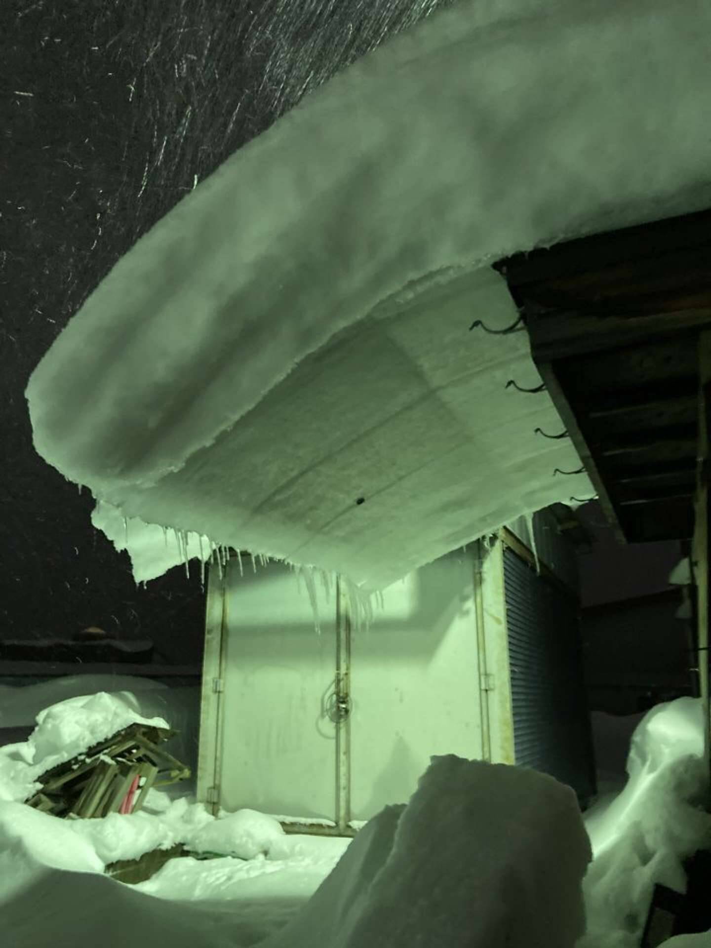 リーゼントなんてもんじゃない 青森の屋根から突き出た 雪庇 がいろんな意味でヤバすぎた 22年1月日 エキサイトニュース