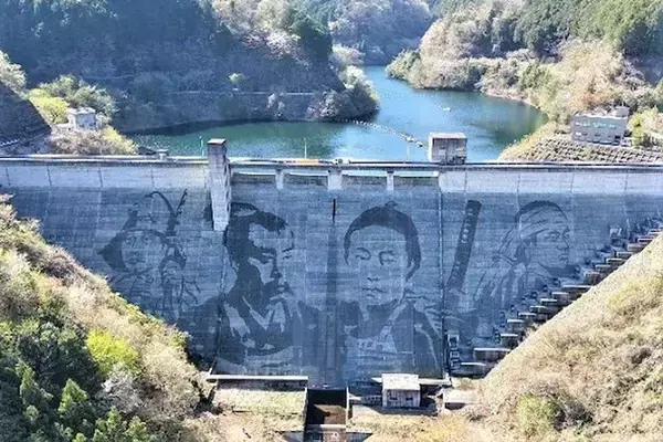 栃木・松田川ダムの壁に〝巨大な侍〟4人見参　30周年記念「高圧洗浄機アート」にSNS感動「すごい傑作」