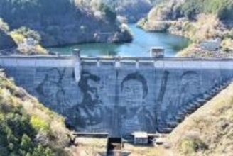 栃木・松田川ダムの壁に〝巨大な侍〟4人見参　30周年記念「高圧洗浄機アート」にSNS感動「すごい傑作」
