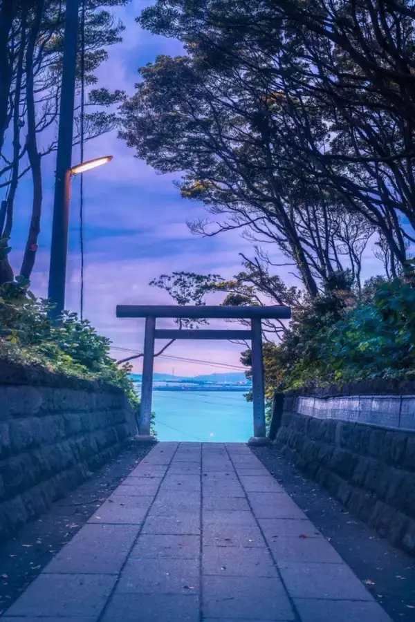 鳥居越しの海の青さがうつくしい　茨城・大洗磯前神社で目撃された神秘的絶景