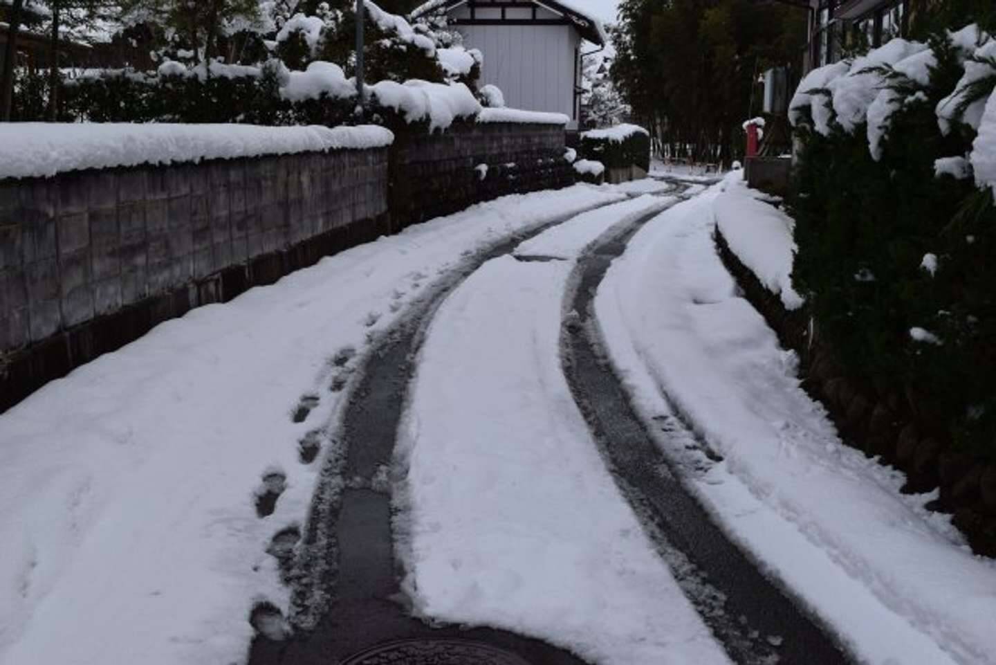 「入院中のお母さんに会いたい」　祖父母宅を抜け出した幼い兄弟は、見知らぬ人の車に拾われて