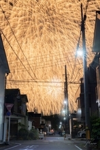 「うわっ、圧巻」「迫力が凄い」　住宅街の空を覆いつくす〝大輪の花〟...埼玉・熊谷花火大会のスケールに驚嘆