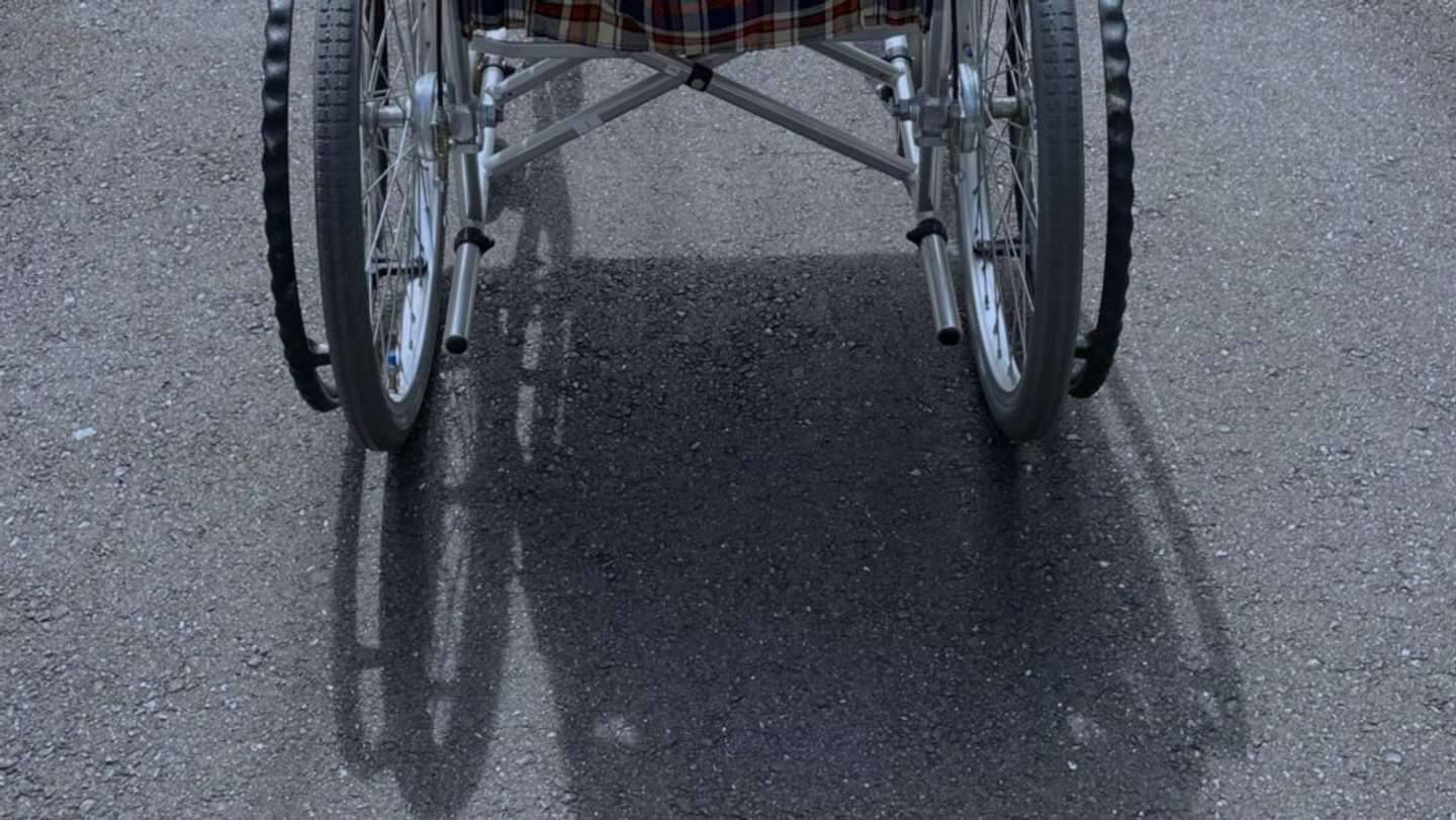 「車椅子で山手線に乗りこもうとする中年男性。『手伝ったほうがいいかな』と思って見ていると...」（千葉県・70代男性）