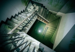 水没した階段と、その先にある扉...　ホラゲー感満載の廃墟に背筋が凍る