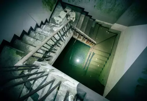 「水没した階段と、その先にある扉...　ホラゲー感満載の廃墟に背筋が凍る」の画像