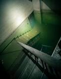 「水没した階段と、その先にある扉...　ホラゲー感満載の廃墟に背筋が凍る」の画像2