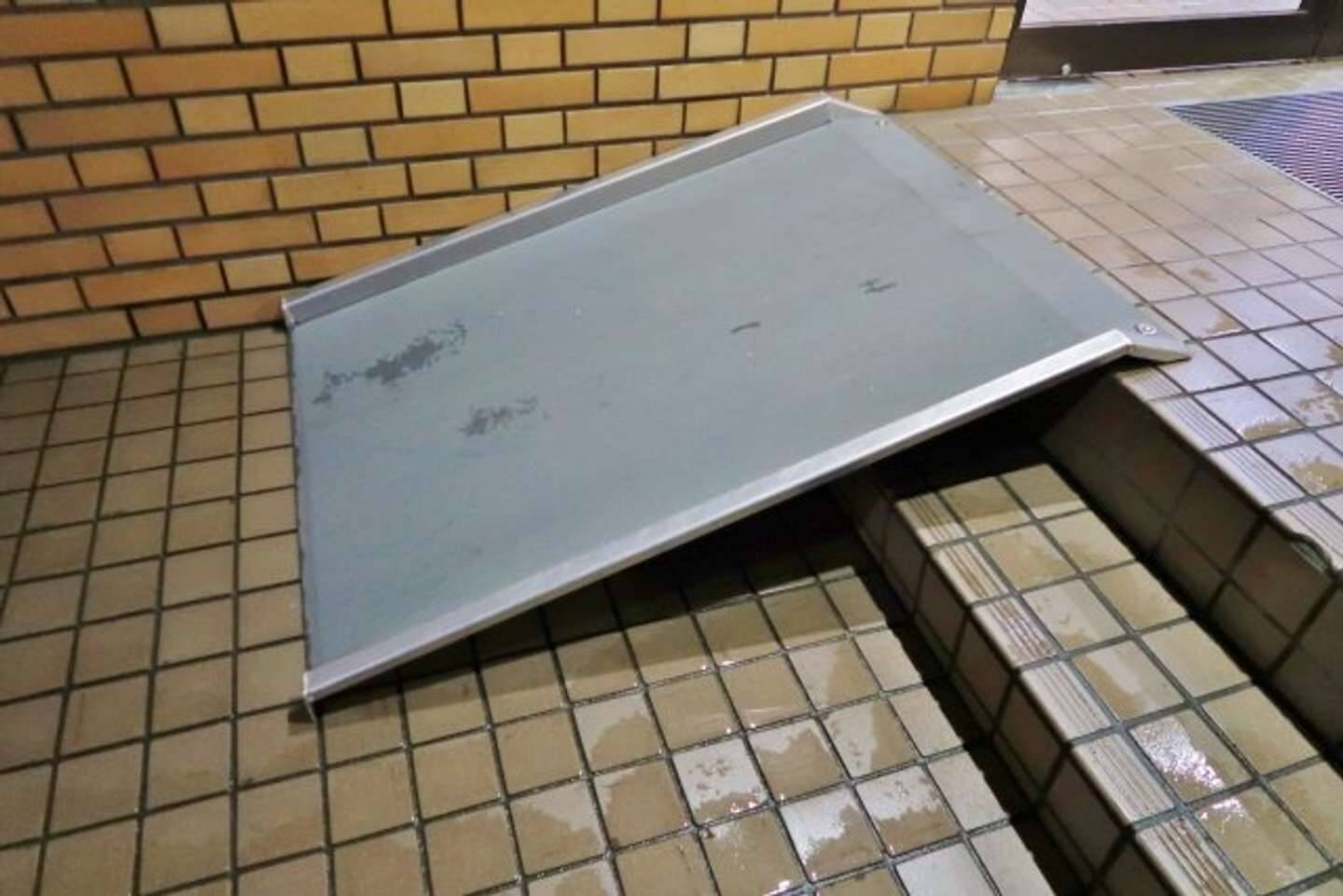 お金が、クレジットカードが...財布の中身が飛び散って絶望　すると3人が近づいてきて（兵庫県・50代女性）