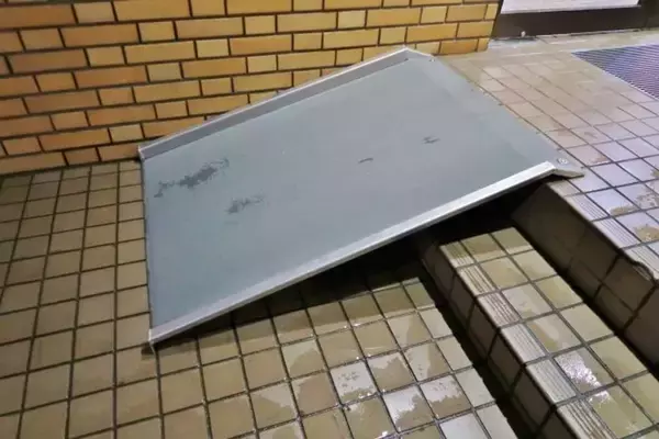 「お金が、クレジットカードが...財布の中身が飛び散って絶望　すると3人が近づいてきて（兵庫県・50代女性）」の画像