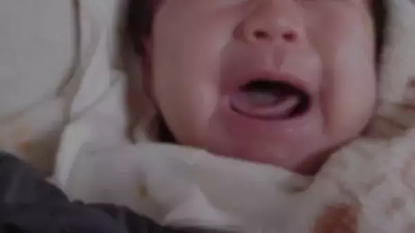 混雑した総武線でギャン泣きする赤ちゃん。泣き止まず焦る母親に、隣の中年男性客たちが...