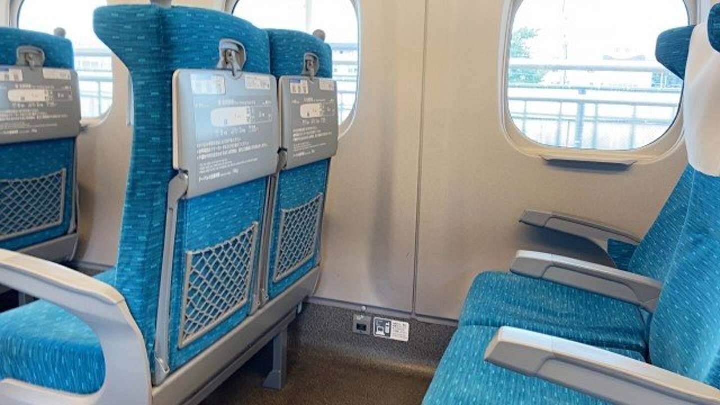 「大混雑で空席無しの新幹線。ドア近くで立ってた私に、幼児連れで2席を使う若い母親が」（大阪府・60代女性）