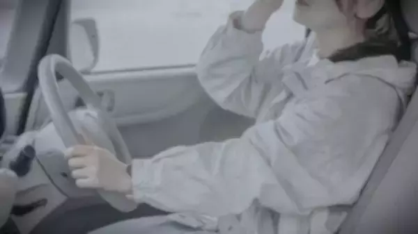 「運転中に息苦しくなり、急遽バス停に車を寄せた私。そこに見知らぬ夫婦がやってきて...」（奈良県・40代女性）